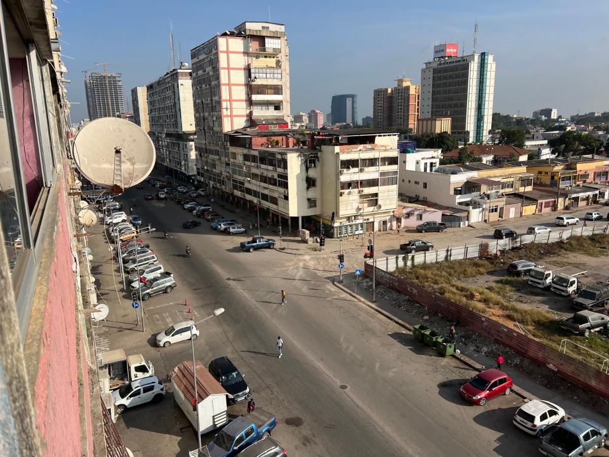 Africa Em Zona Comercial De Luanda Exterior photo